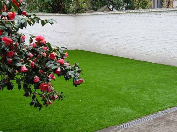 Does artificial grass get hot? How weather impacts artificial turf