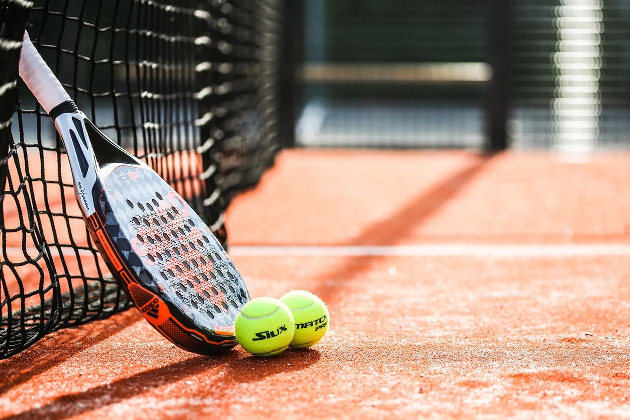 Aanleg gekleurde padelbaan Resigrass