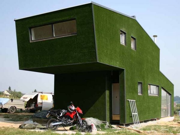 murs verts de maison avec gazon artificiel