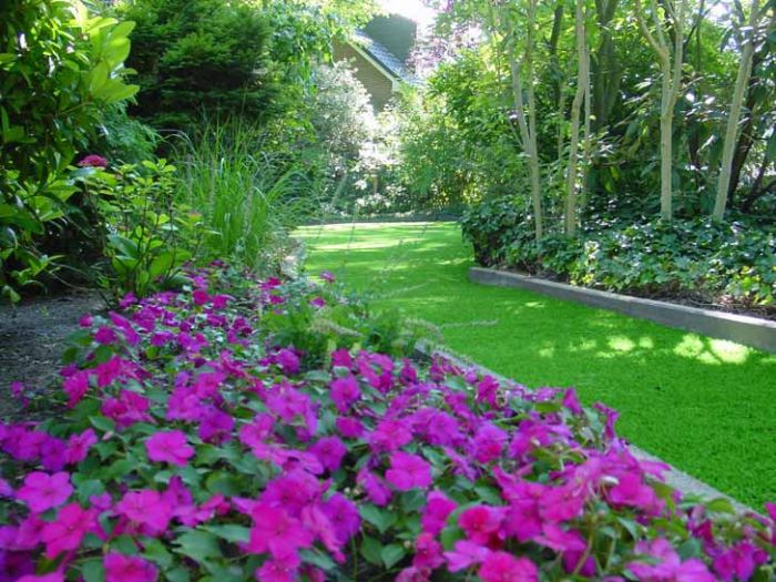 Kunstgras en natuurlijke begroeiing van tuin