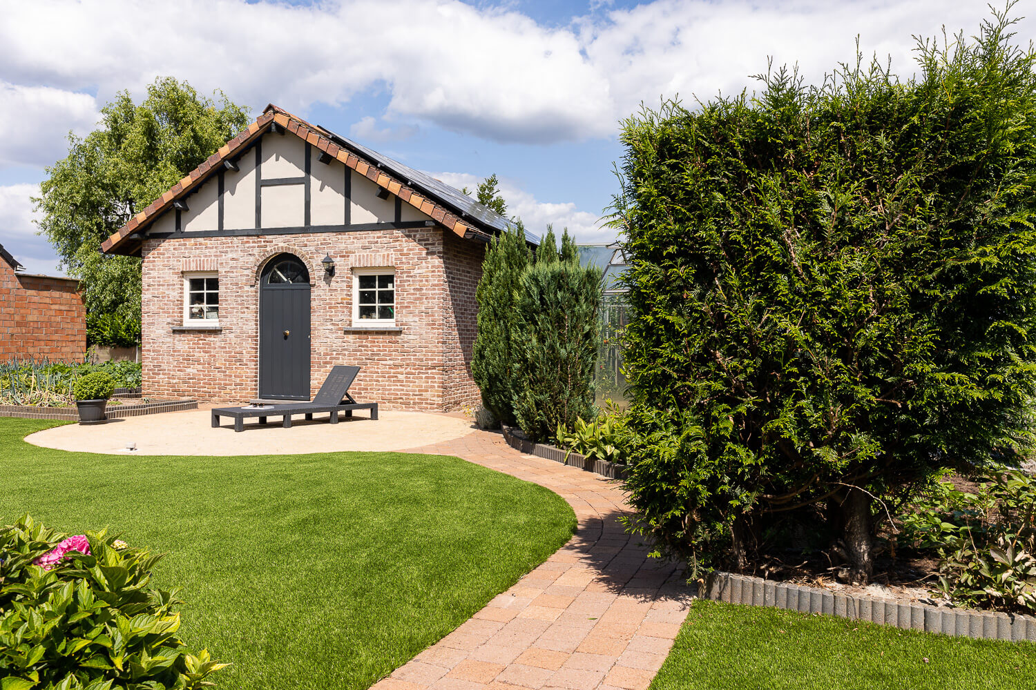 Resigrass Organically shaped backyard