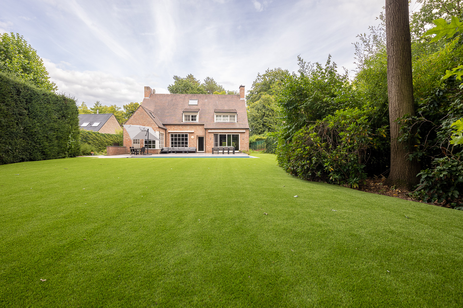 Real looking artificial grass by Resigrass