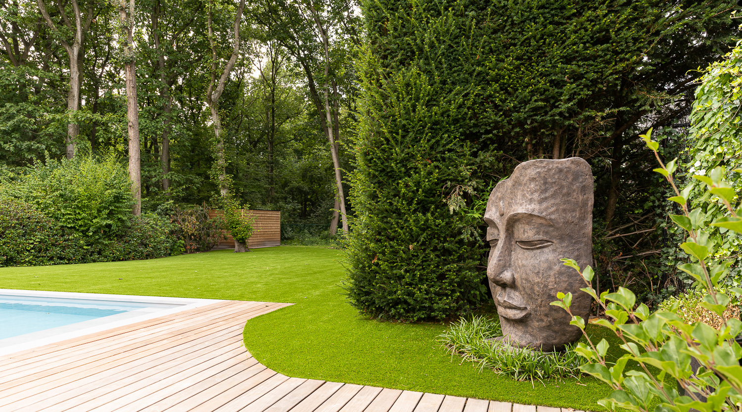 Un gazon artificiel plus vrai que nature pour un jardin boisé