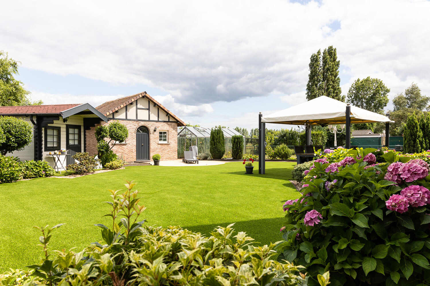 Jardin d'arrière gazon synthétique 