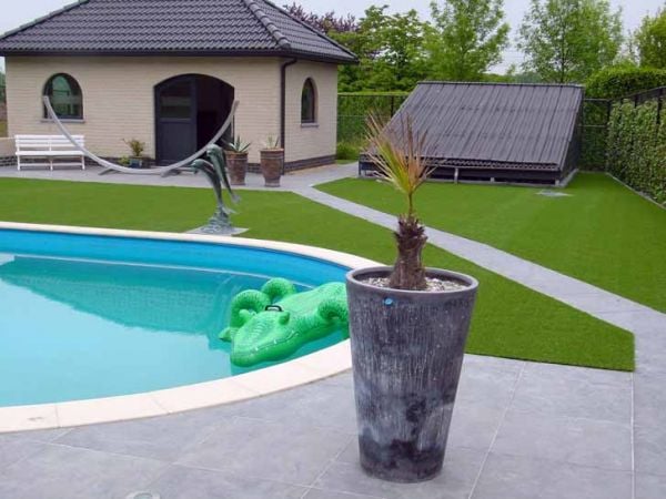 Garten mit Pool und Kunstrasen