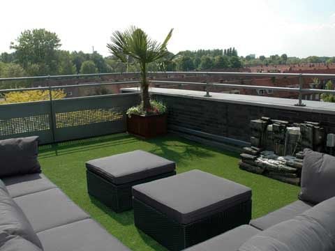 Lounge auf Dachterrasse mit Kunstrasen