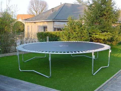 trampoline sur gazon synthétique