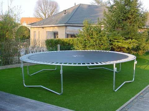 Kunstrasen unter dem Trampolin 