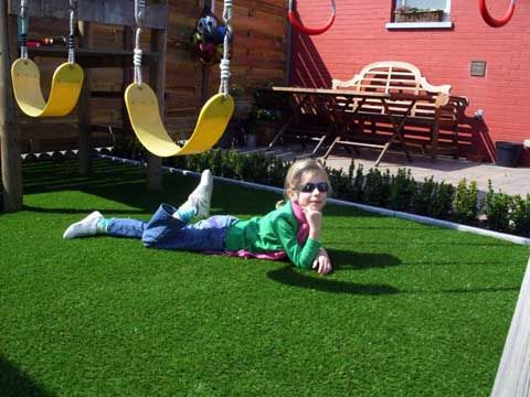 Jardin de famille en faux gazon