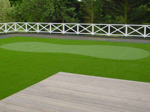 Terrasse mit Putting Green 