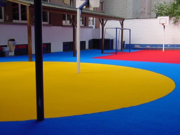 tapis coloré idéal piur les terrains de jeux écoles
