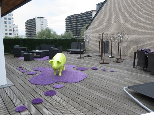 lila Kunstrasen für Terrasse 