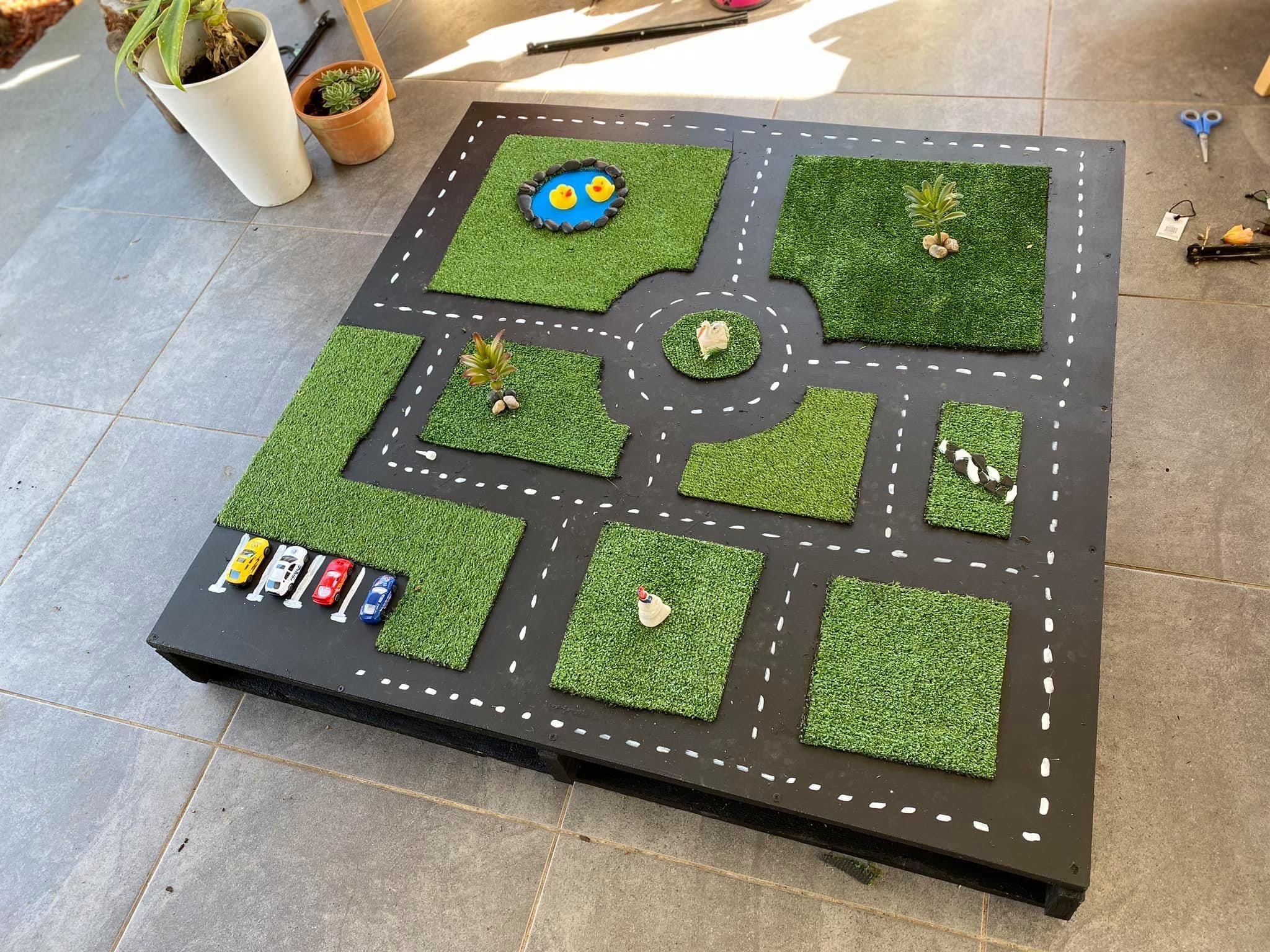 Fun craft projects for the children's room with artificial grass